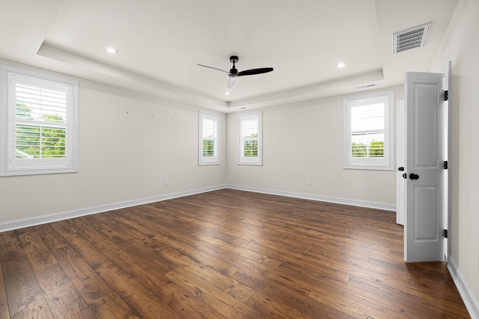 Move-out cleaning service for an empty apartment in Champaign, IL